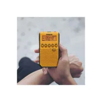 Sangean DT-800 sarı radyo elde tutulurken, cep boyutu