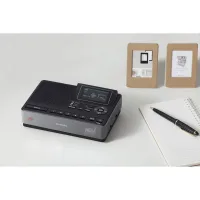 Sangean CL-100 radyo çalışma masasında, defter ve kalemin yanında