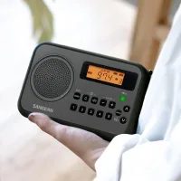 Sangean PR-D18 gri radyo elde, ekran ve tuş takımı yakın çekim