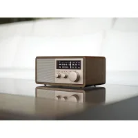 Sangean WR-16SE radyo ortamda, mobilya üzerinde