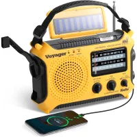 Kaito KA500 sarı radyo açılı görünüm: okuma lambası açık, telefon şarj oluyor