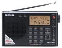 Tecsun PL-310ET dünya radyosu ön görünüm, turuncu aydınlatmalı ekran ve ETM etiketi