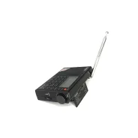 Tecsun PL-310ET arka ayak ile eğimli duruş, teleskopik anten açık