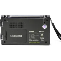 Tecsun PL-330 arka görünüm, bant etiketi ve pil kapağı