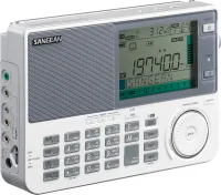 Sangean ATS-909X2 beyaz radyonun yan bağlantıları: anten, AUX, kulaklık ve DC girişi